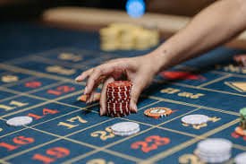 Pengguna menyiapkan pesan Live Chat mobile